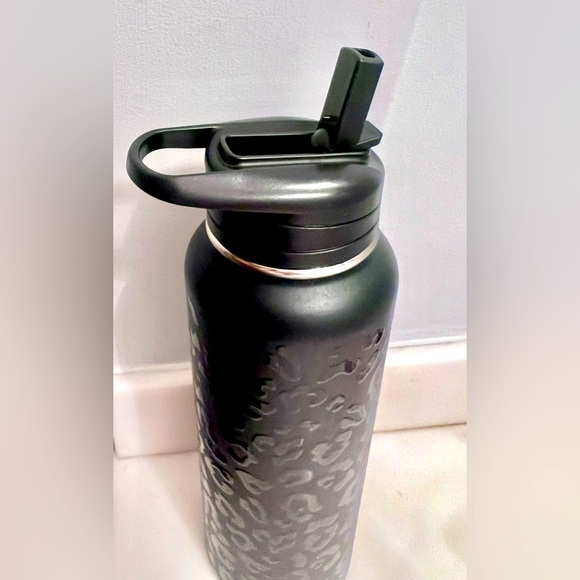HydraPeak Black Leopard- Wide Mouth Bottle w/Flip Top  Lid - Picture 4 of 4